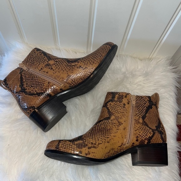VIONIC Clara Ankle Boot embossed leather tan snake print ankle bootie size 7.5 - Picture 2 of 14